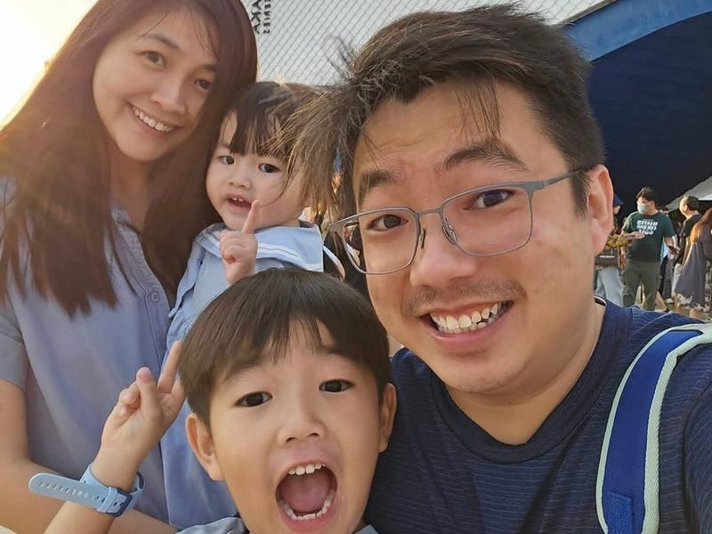 ほぼ20年間、会計士として働いてきたウェイ・カン・チャン(右)は、AIに職を奪われるのではないかと懸念していた。時代の先を行くため、彼はバイブコーディングに取り組み始めた。