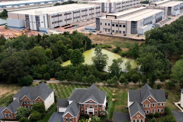 アマゾンのデータセンターが、我が家の正面に建設された。騒音・悪臭・光害に日々悩まされ、条例改正を求め地域住民とともに闘っている