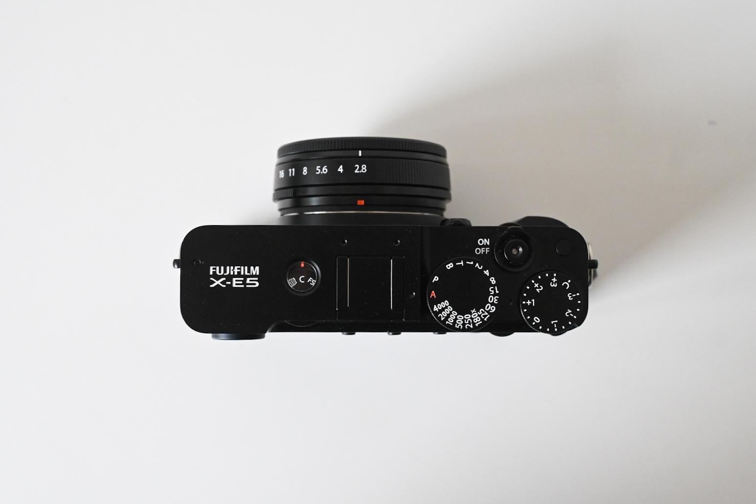 FUJIFILM新作「X-E5」は小さいのにオールマイティな相棒。日常・仕事