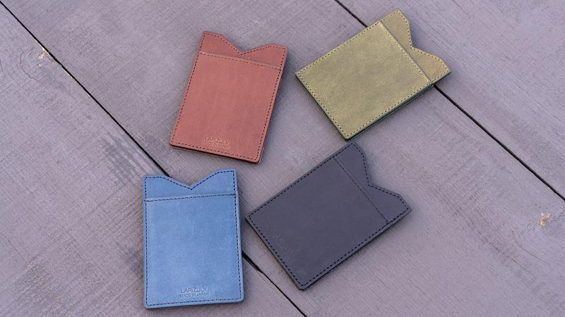 写真左上から時計回りに、ブラウン/グリーン/ブラック/ネイビー