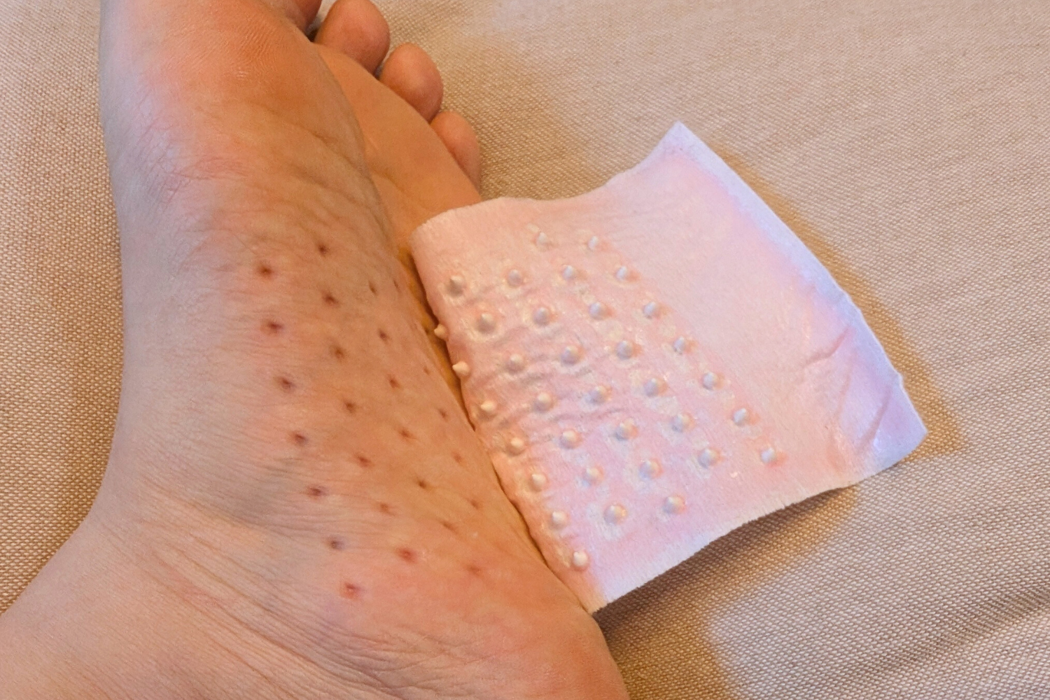 登山翌日も、こんなに足が軽いなんて！LIONの「ツボ刺激ジェルシート