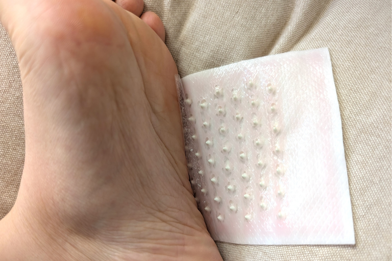 登山翌日も、こんなに足が軽いなんて！LIONの「ツボ刺激ジェルシート