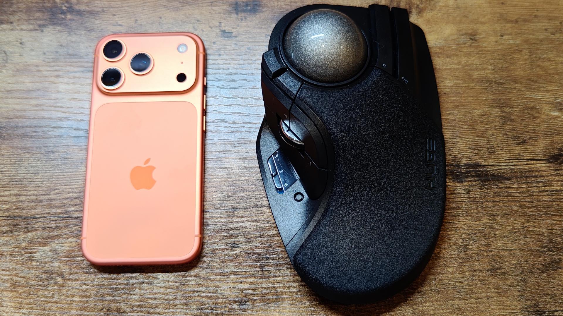 エレコムの新トラックボール「HUGE PLUS」「bitra」登場。8年ぶり刷新