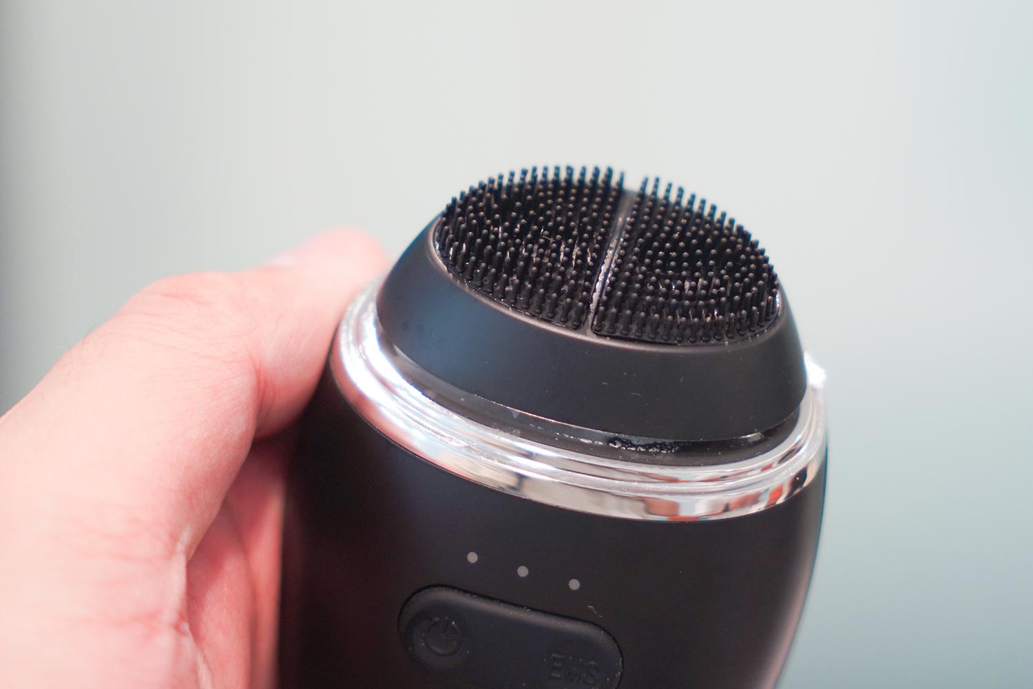 タイパと清潔感を両立。いつもの洗顔を「手から電動EMSブラシ」に