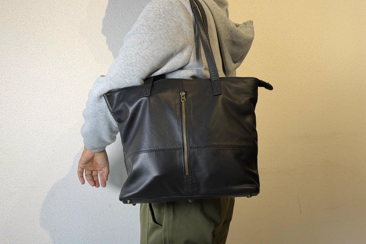 レザーバッグ、重いの我慢してない？ 約500gの軽さと7つのポケットは