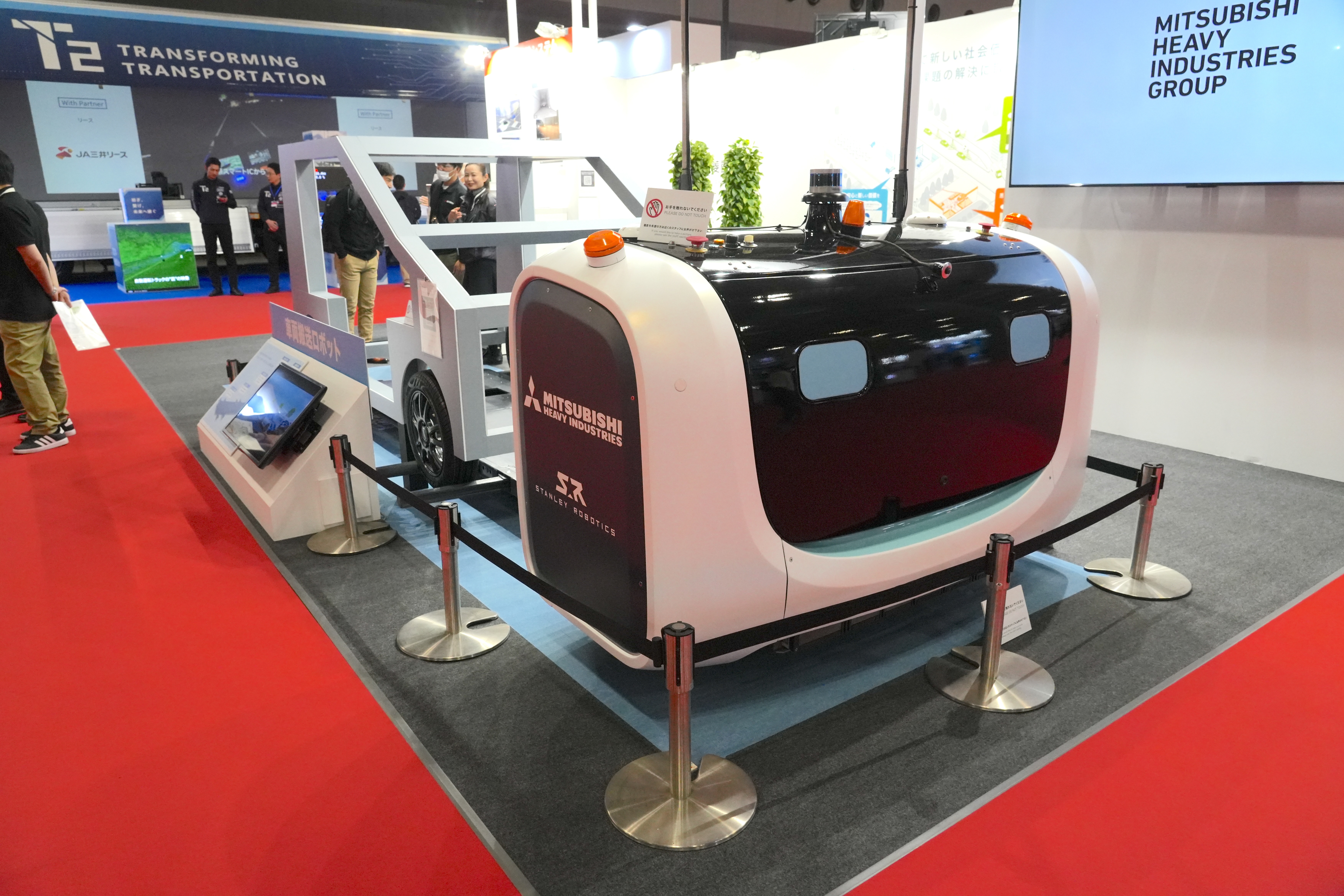 三菱重工が手がける、すごい「自動車両搬送ロボット」。空港の「駐車