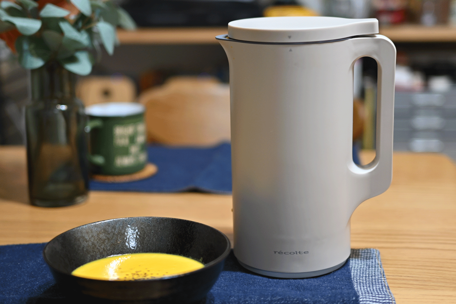 切った食材を入れてボタンを押すだけ。すぐにスープができる魔法の