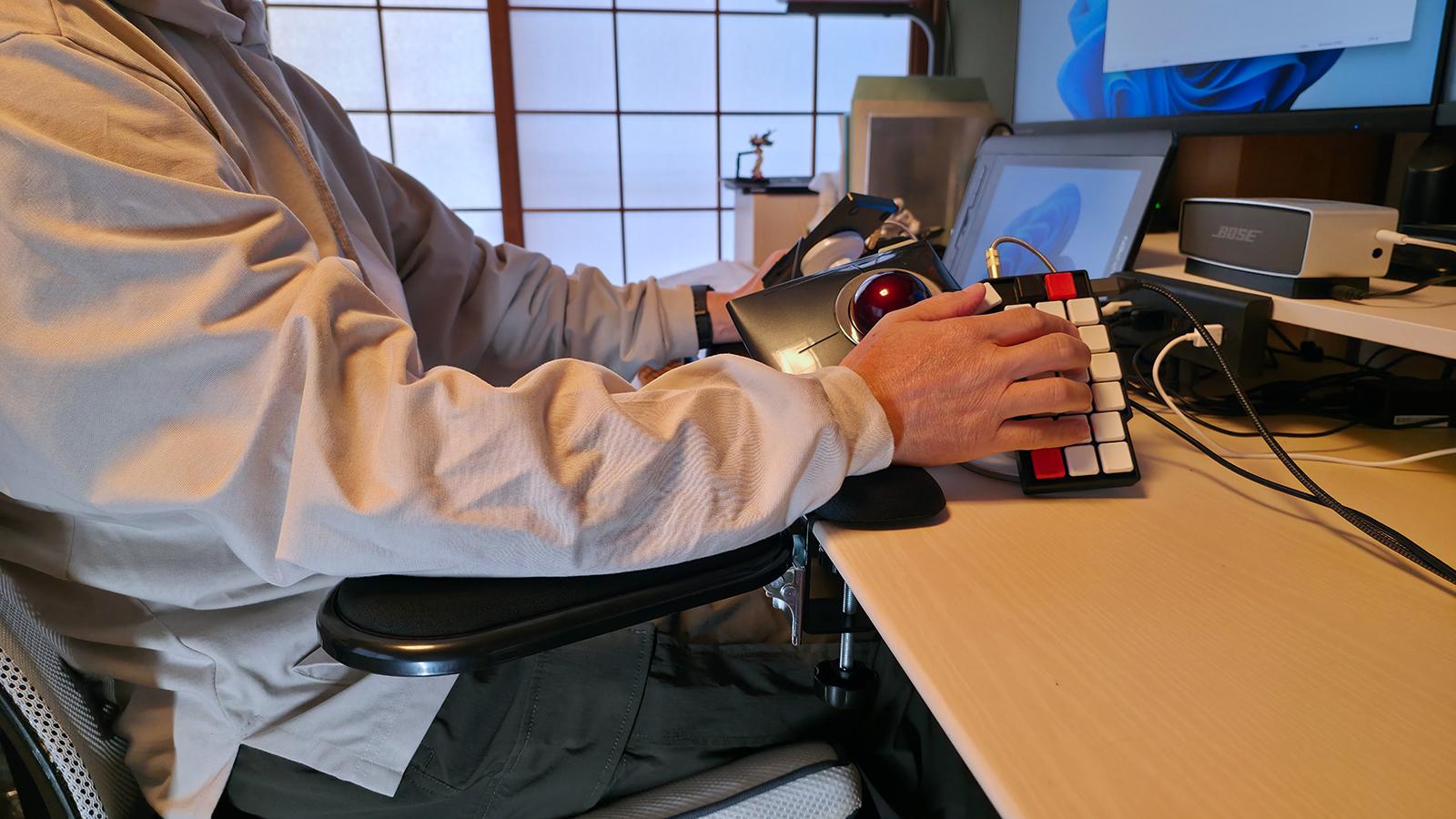 デスクワーク革命】アームレスト「デスク側」につけるだけで、肩こりが