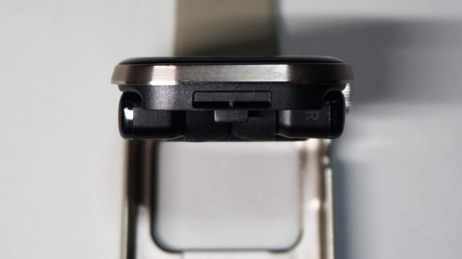 完全ワイヤレスイヤホンをスマートウォッチに内蔵するという力技。でも