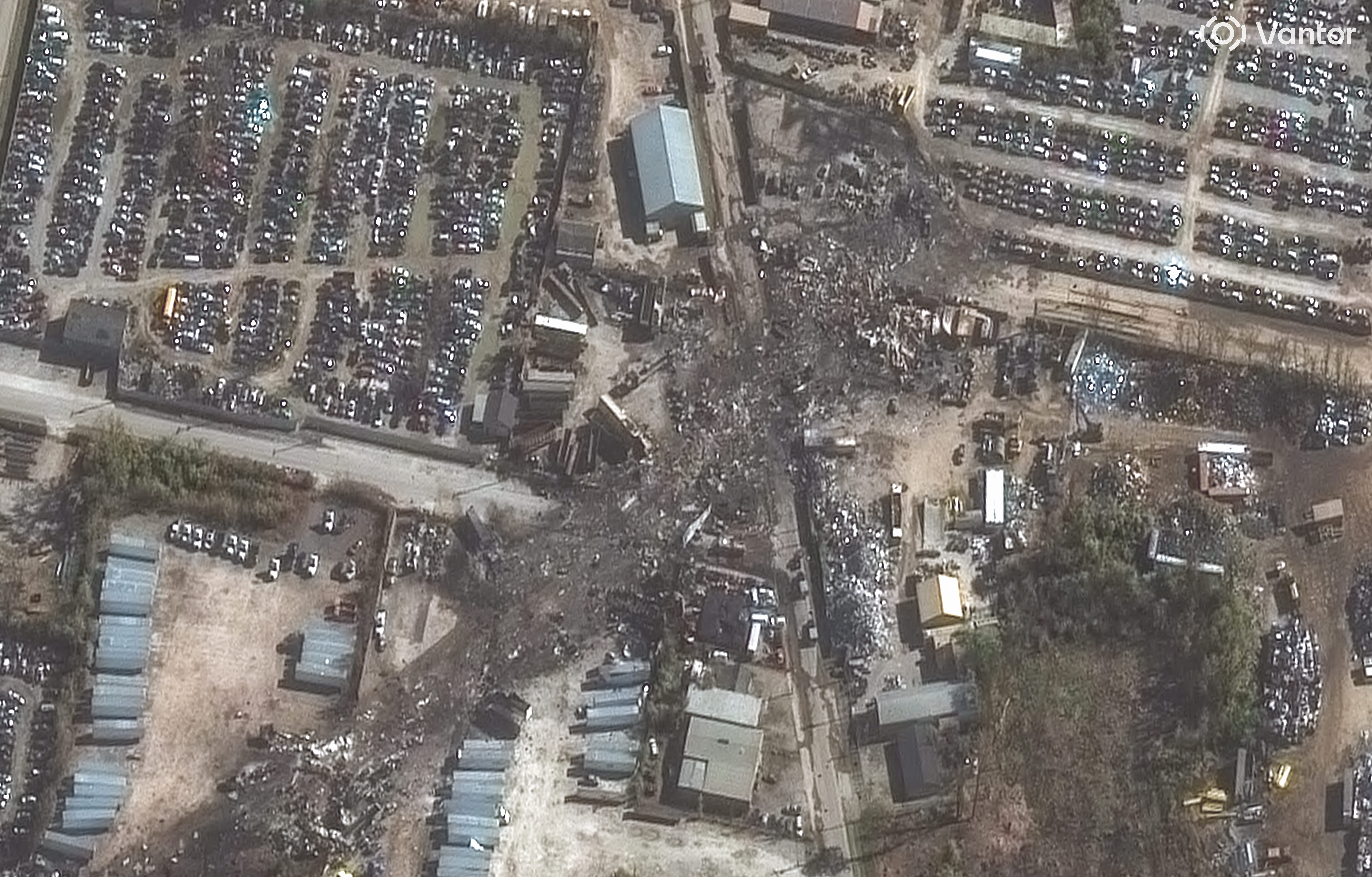 衛星写真が示す、UPS貨物機墜落事故の甚大な被害 | Business Insider Japan