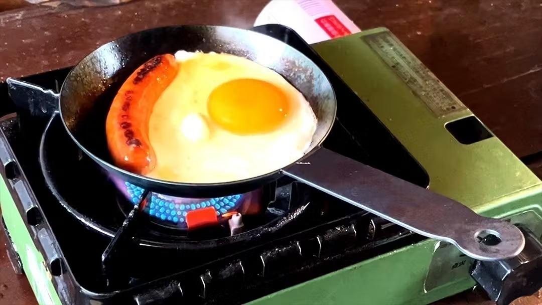 ソロキャンプと日常を網羅。フライパンが蓋になる軽量13cm鉄製