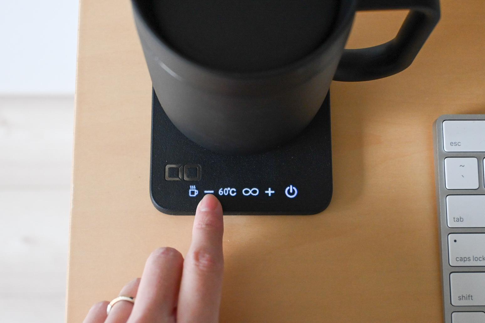 飲みものがずっと温かいって快適。CIOの「マグウォーマー×充電器」が