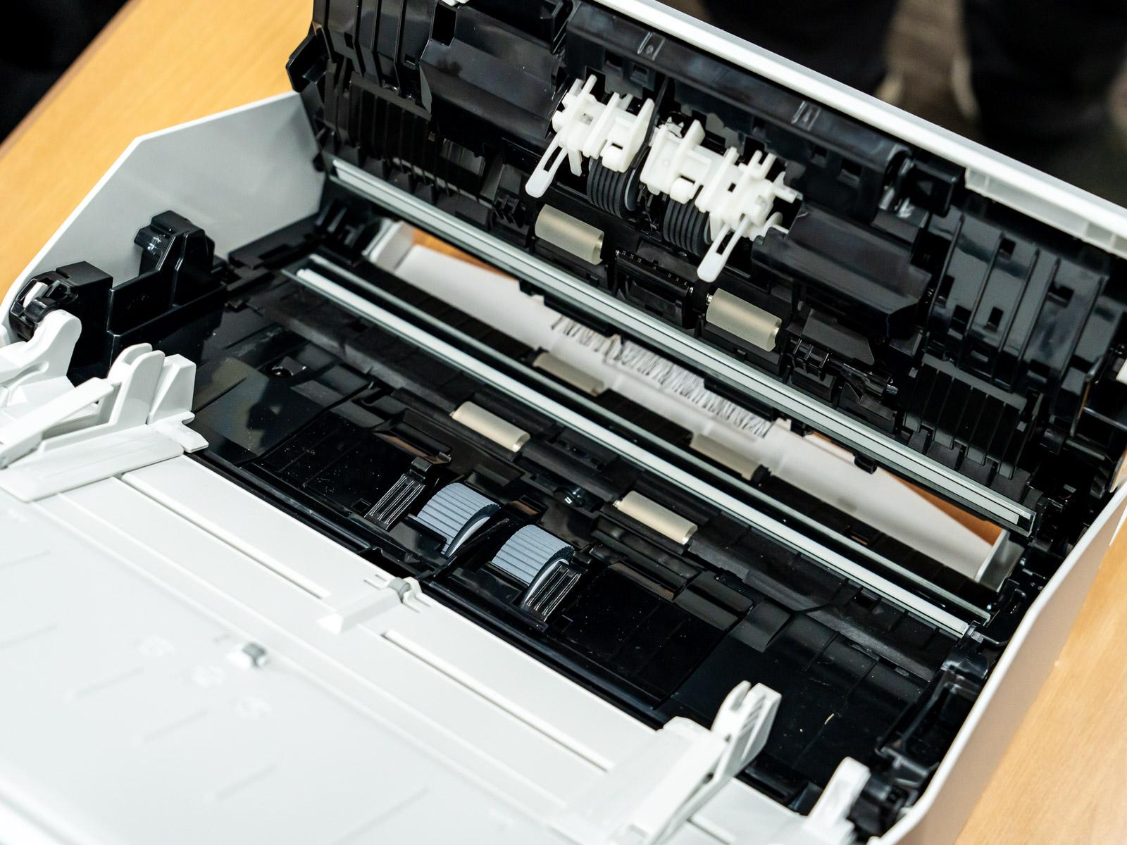 PFU新機種「ScanSnap iX2400」はUSB専用で4万円台。上位機の機能を