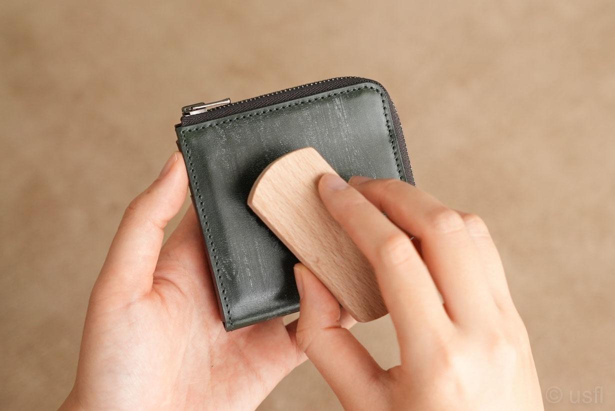 厚みはたったの1.5cm。なのにカードもお札も十分に入る、日本製レザー
