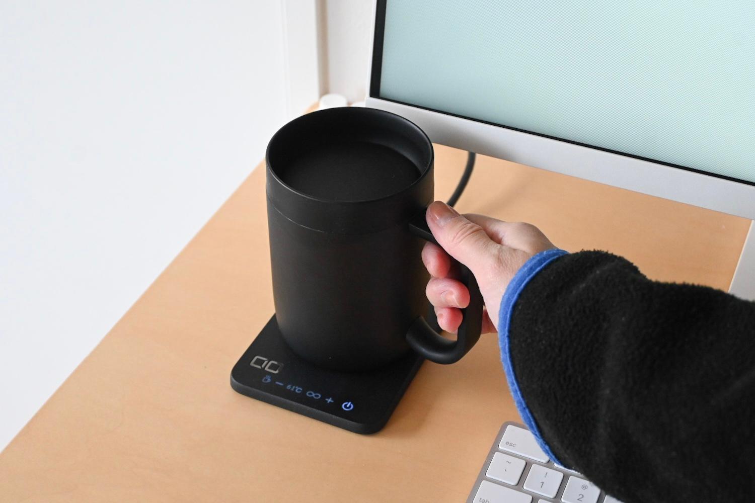 飲みものがずっと温かいって快適。CIOの「マグウォーマー×充電器」が