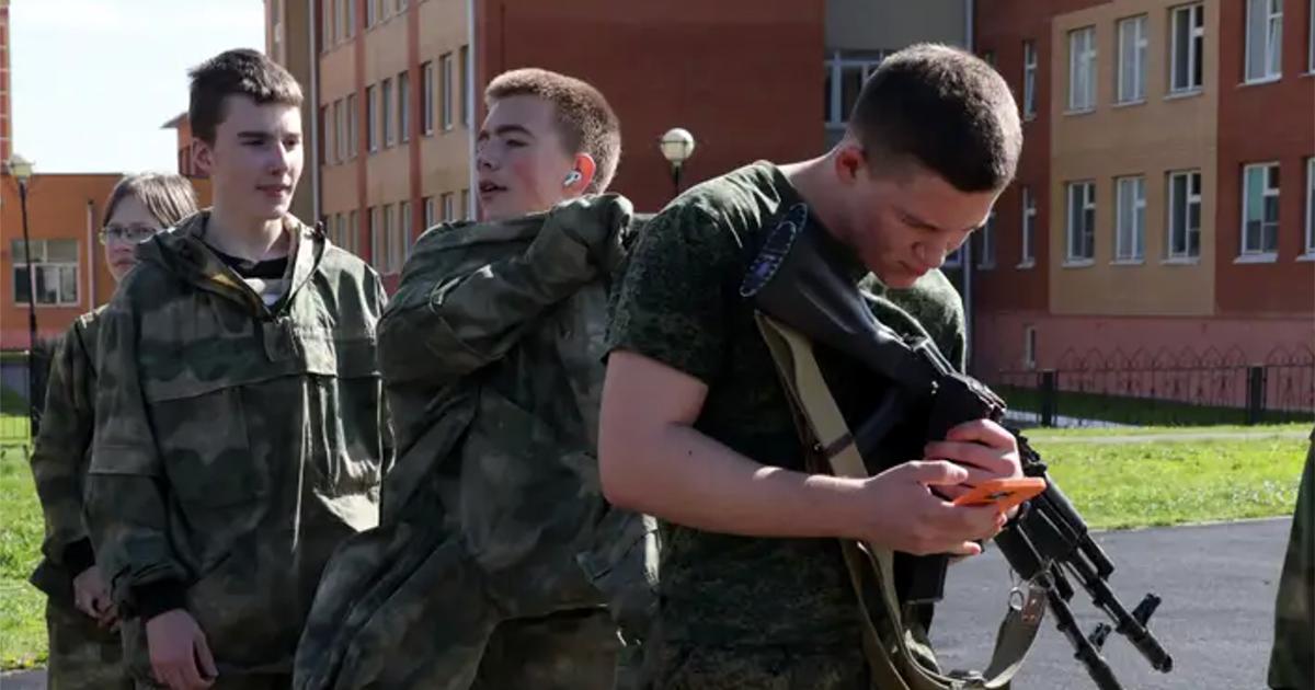 ロシア、ついに幼稚園でも「戦争教育」開始。装甲車ゲーム、包帯の巻き方、“特別軍事作戦”の武勇称える詩を朗読… | Business Insider Japan