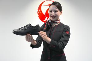 JALも乗務員に「スニーカー」解禁。“働く足の開放”波及でヒール規定撤廃から5年、「靴に選択肢を」