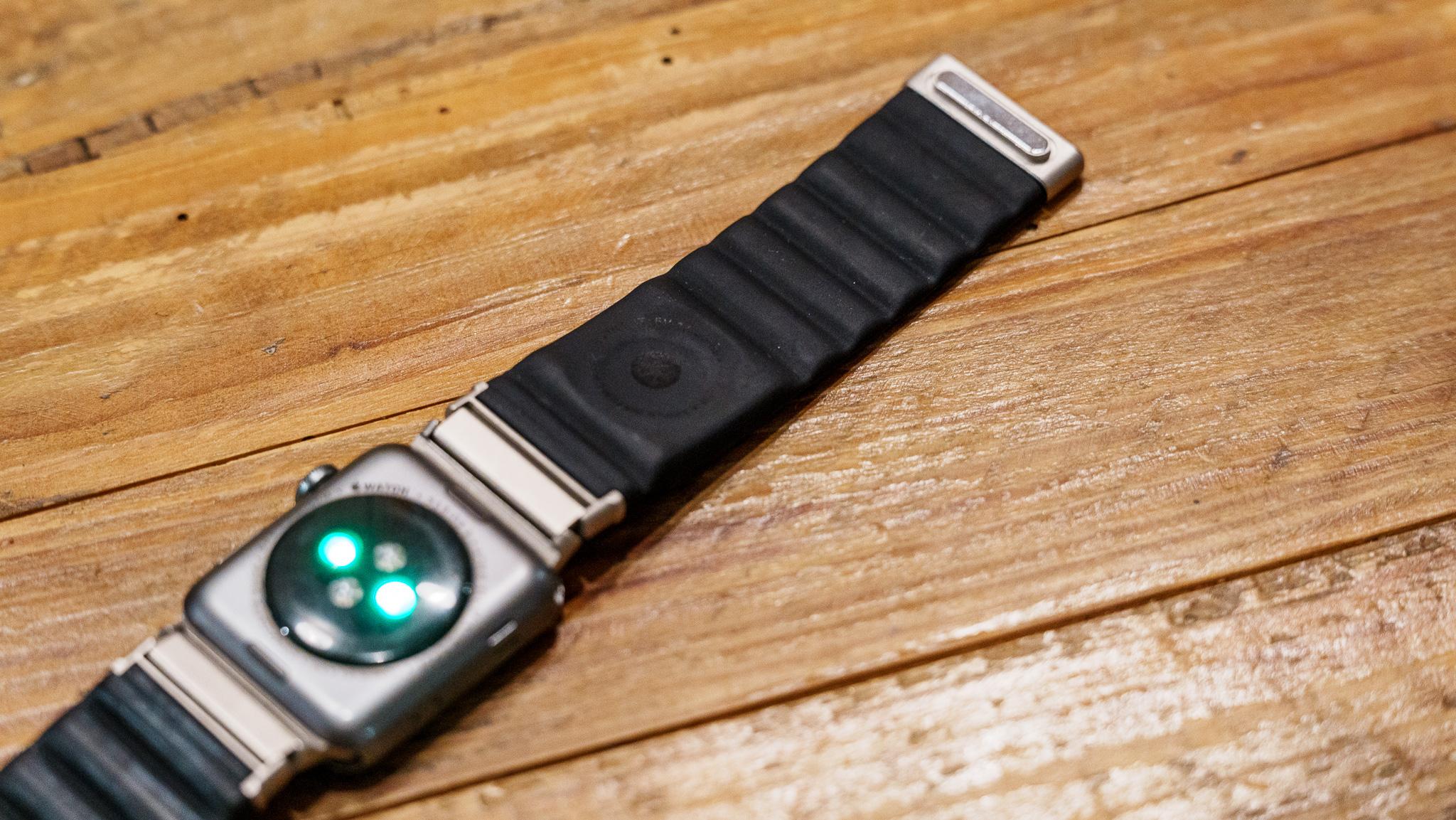 専用充電器を忘れても余裕。Apple Watchはバンドとケーブルで充電する