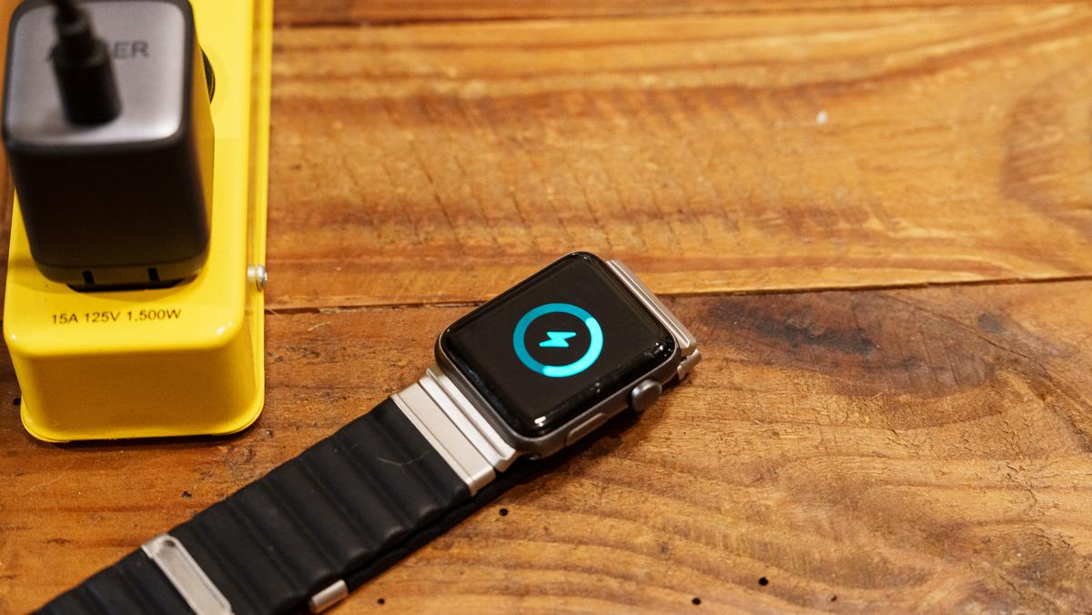 専用充電器を忘れても余裕。Apple Watchはバンドとケーブルで充電する 