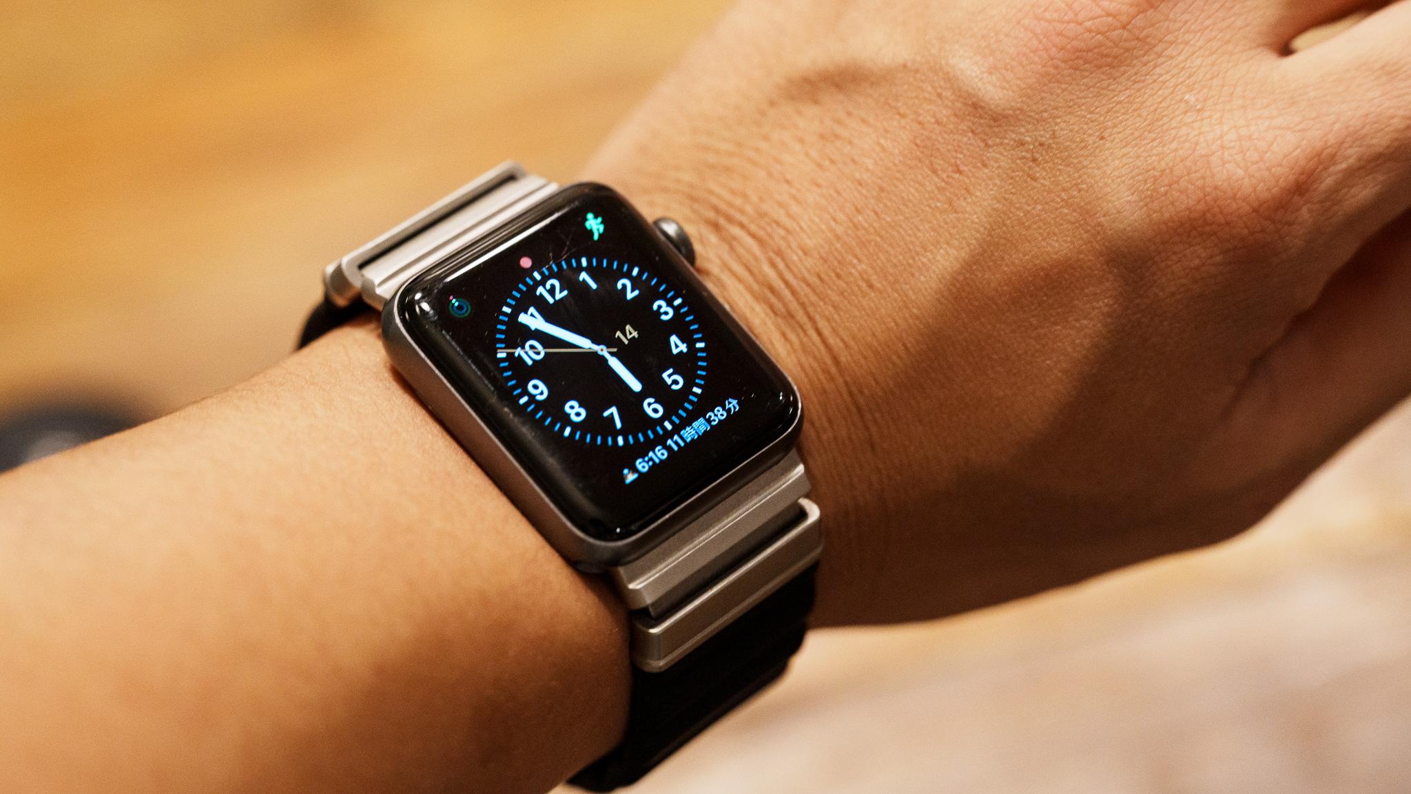 専用充電器を忘れても余裕。Apple Watchはバンドとケーブルで充電する