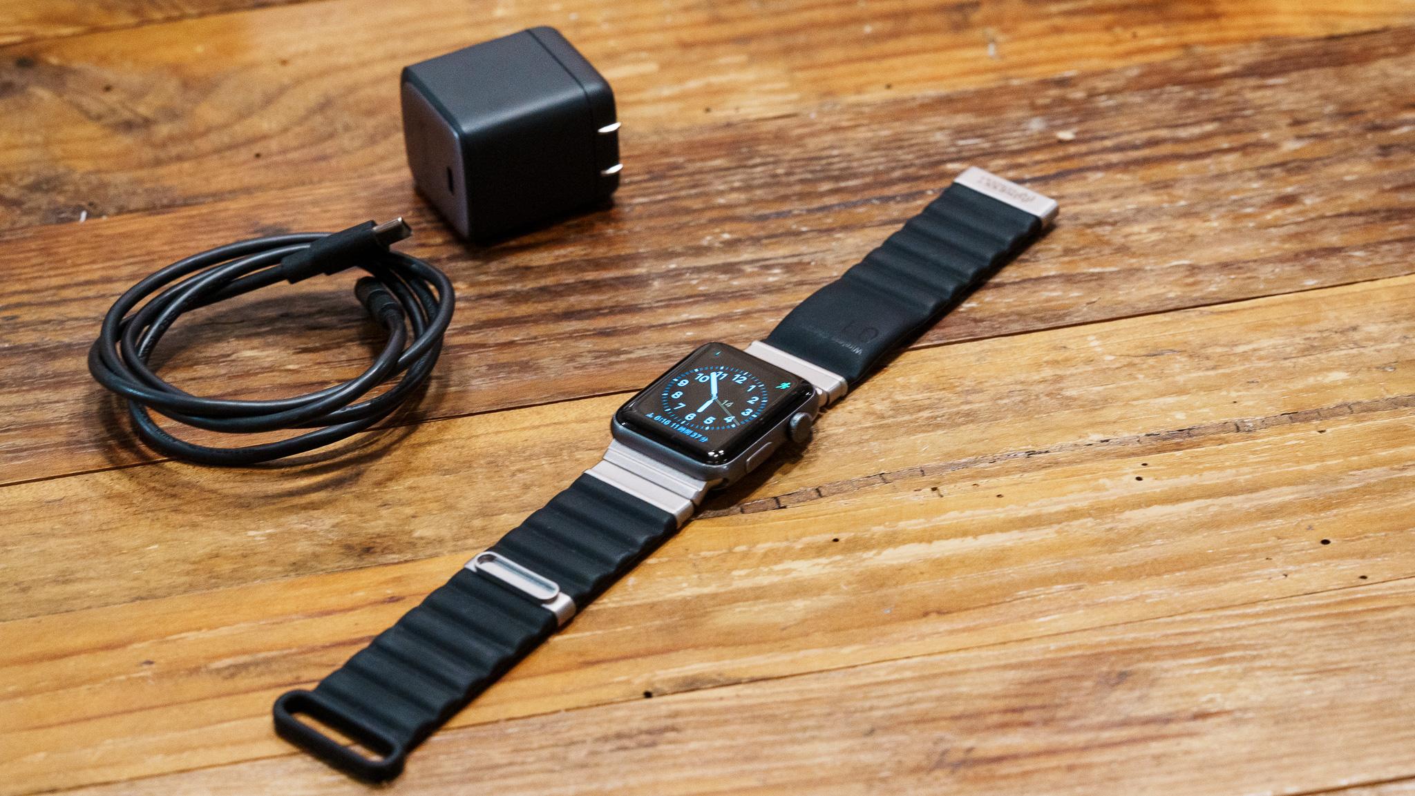 専用充電器を忘れても余裕。Apple Watchはバンドとケーブルで充電する