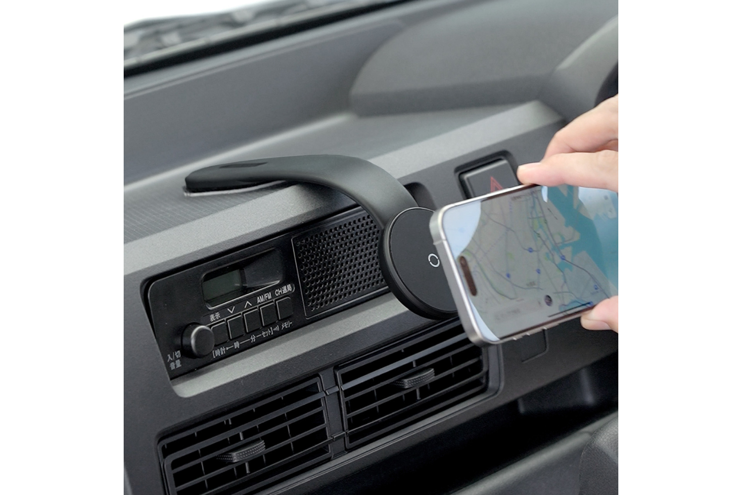 MagSafe非搭載スマホもOKで角度も自在。この車載ホルダーは