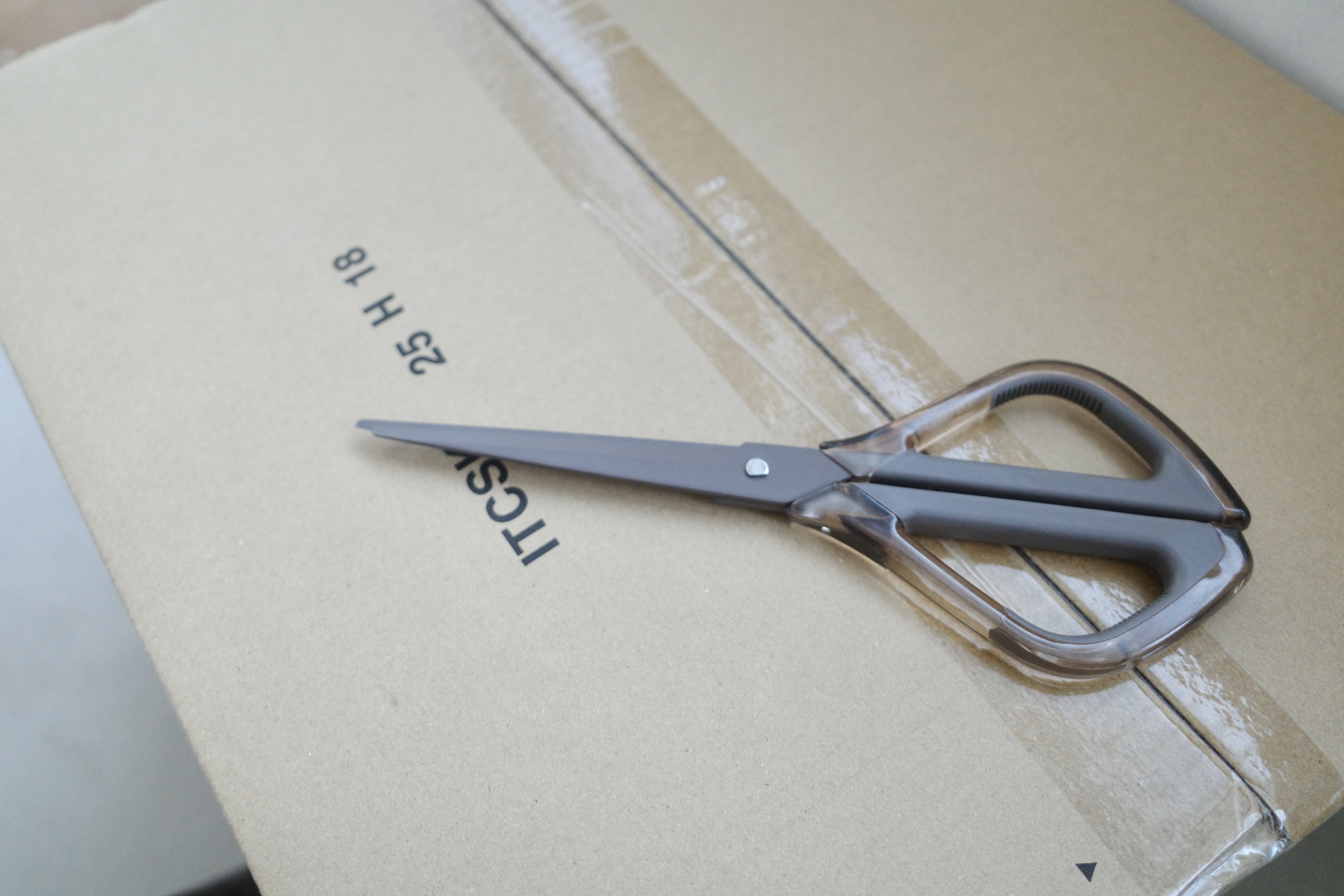 ダンボール、手で無理やりこじ開けてない？テープのベタベタもつかない