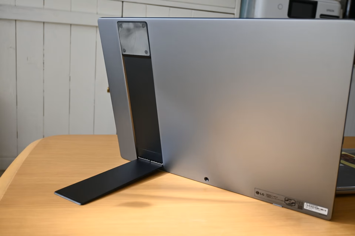 仕事にも遊びにも使える理想の一台。LGの17インチ「モバイルモニター