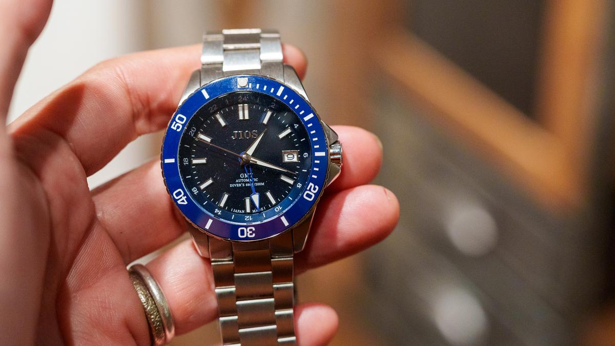 GMTリラックス自動巻き時計 【プロフィール要確認】【難有り】 腕時計用語辞典】GMTとは？機能と使い方、おすすめモデル解説｜時計買取のピアゾ GMTリラックス自動巻き時計  【プロフィール要確認】【難有り】
