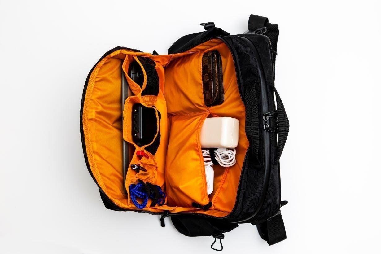 整理が苦手な人ほど使ってほしい。入れるだけで片付く撥水3WAYバッグが