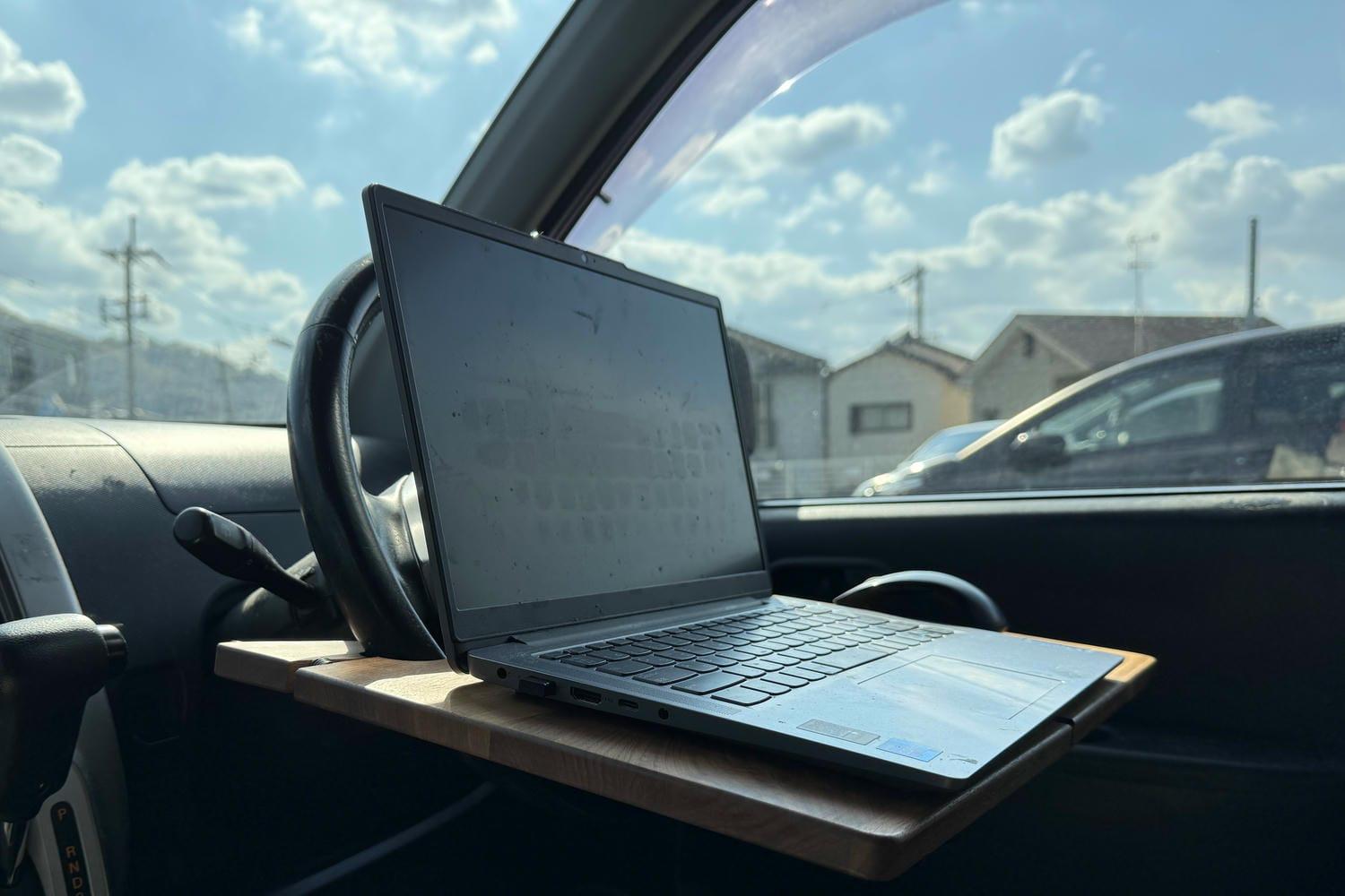車用デスクに「木製」を選んだら、車内が営業車から書斎になった