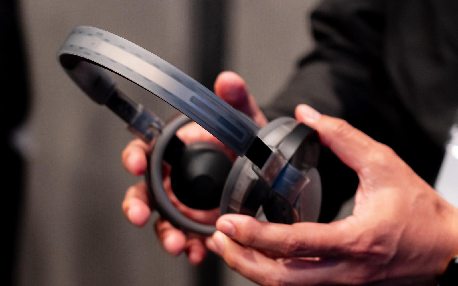 NTT独自技術の耳をふさがないヘッドホン「nwm ONE」に新色。「ながら