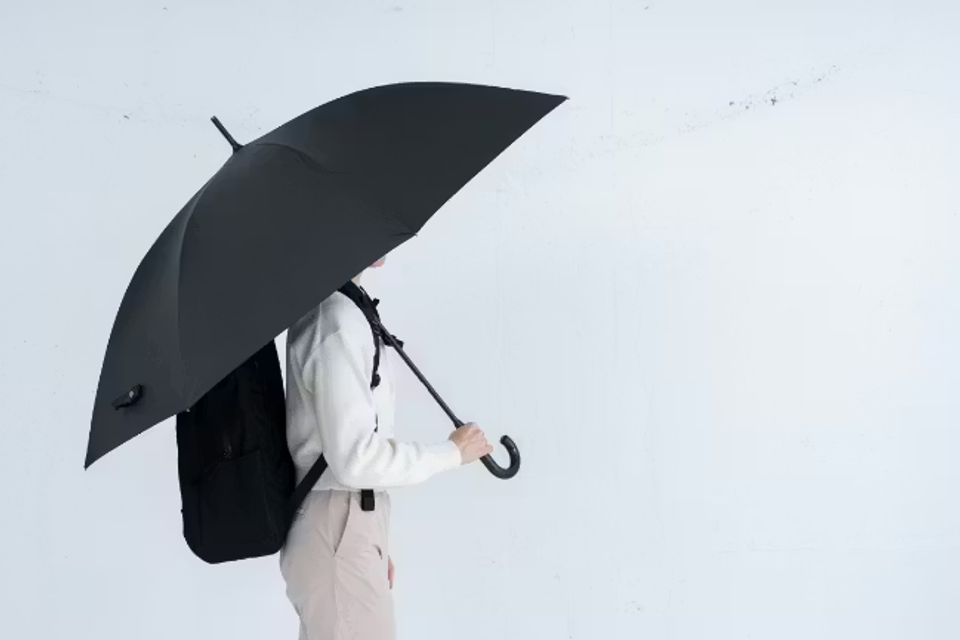 背中までしっかりガード＆風速15m/sでも壊れない。航空機素材生まれの