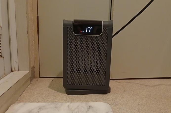 あのプライベートブランドの「コスパ抜群の小さいヒーター」で