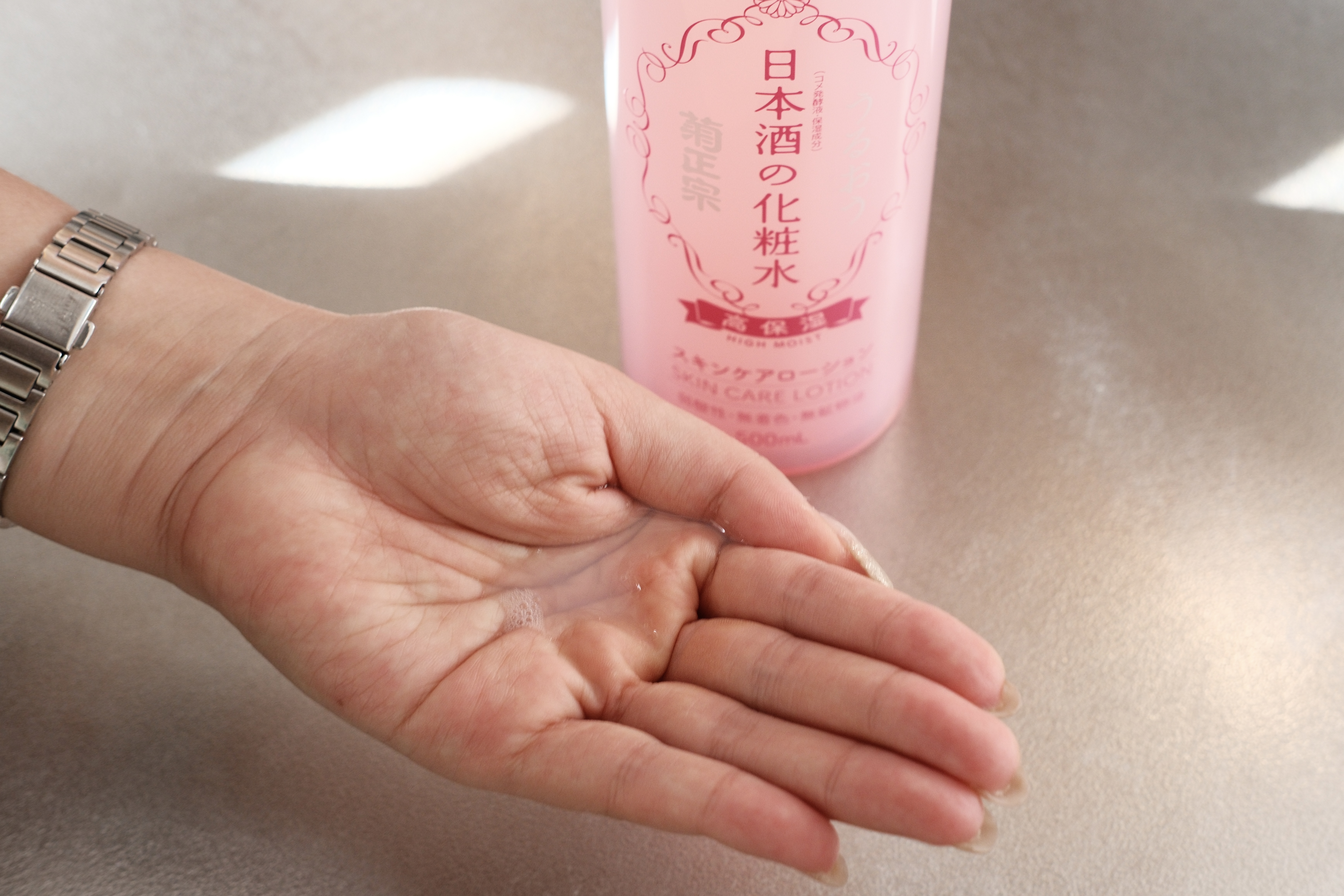 面倒だった冬のスキンケアが変わった。「日本酒の化粧水」が、全身の