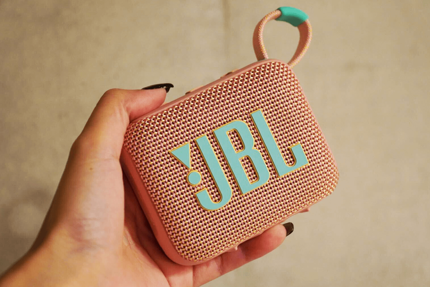 JBLの防水スピーカーが、イヤホン依存のストレスから私を救ってくれた