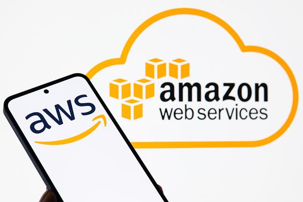 AWSの生成AIサービスBedrock、容量不足で顧客離脱が相次いでいた。Google Cloudへの移行防げず