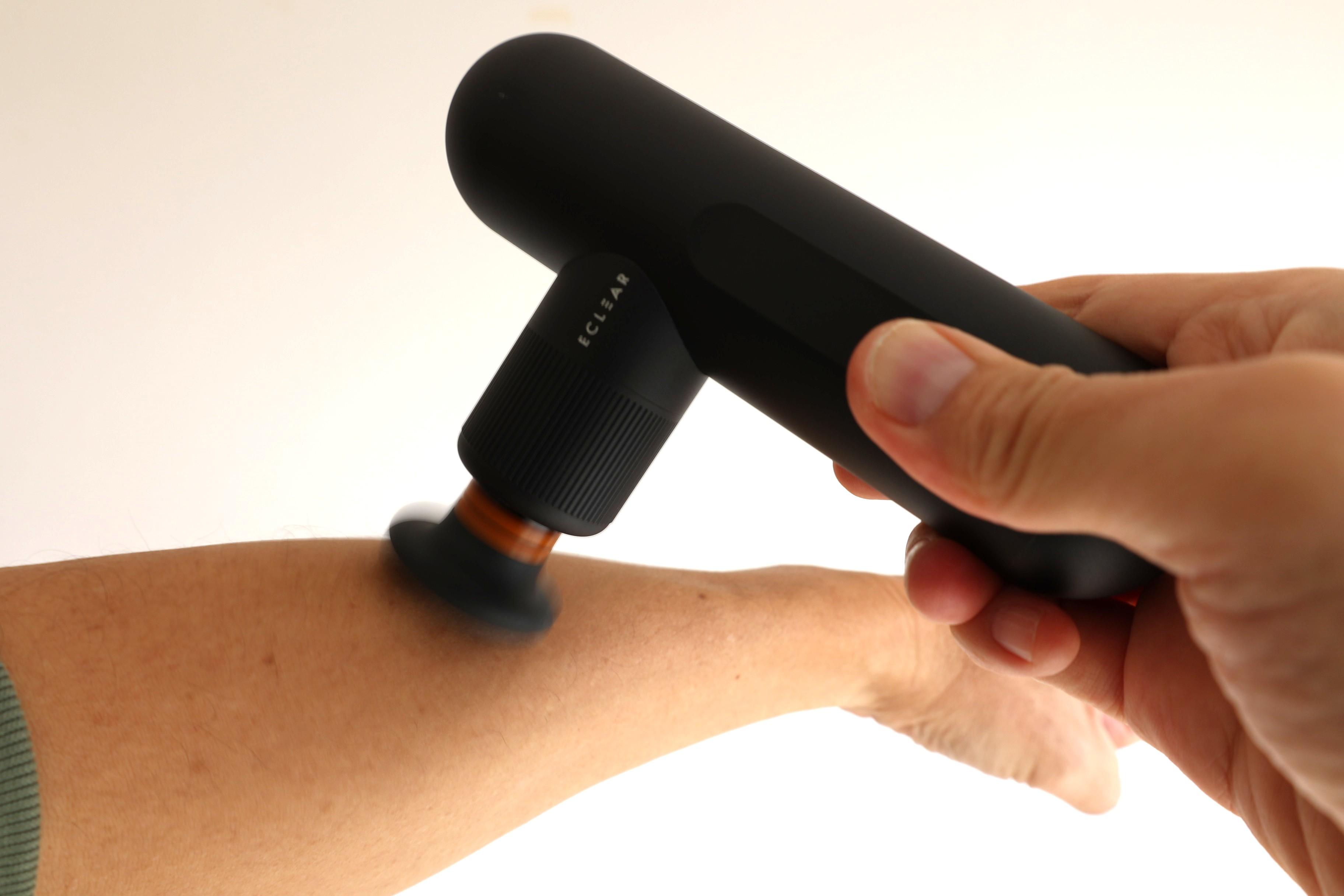 首、腰、腕…酷使した筋肉にエレコムの新「リフレッシュガン」で徹底的