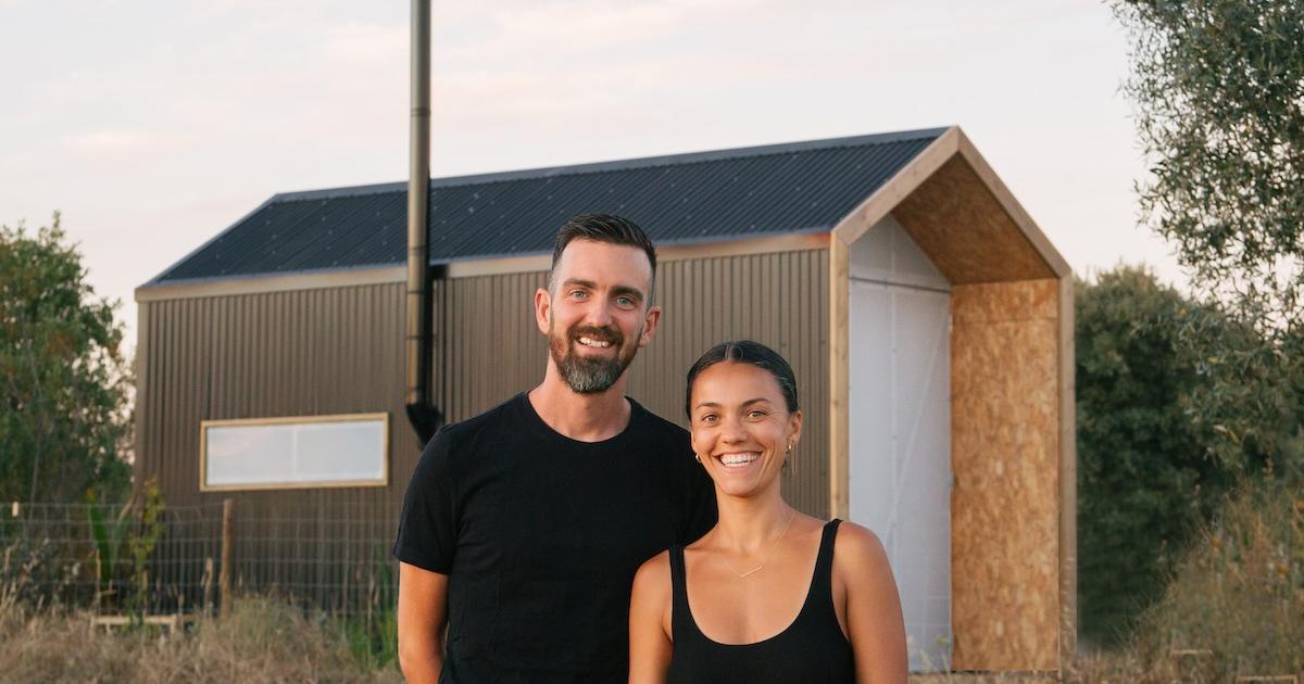 ポルトガルの土地を買って、6カ月で「タイニーハウス」を自ら建てた30代夫婦。いまは建設の解説書を約7万円で販売している | Business Insider Japan