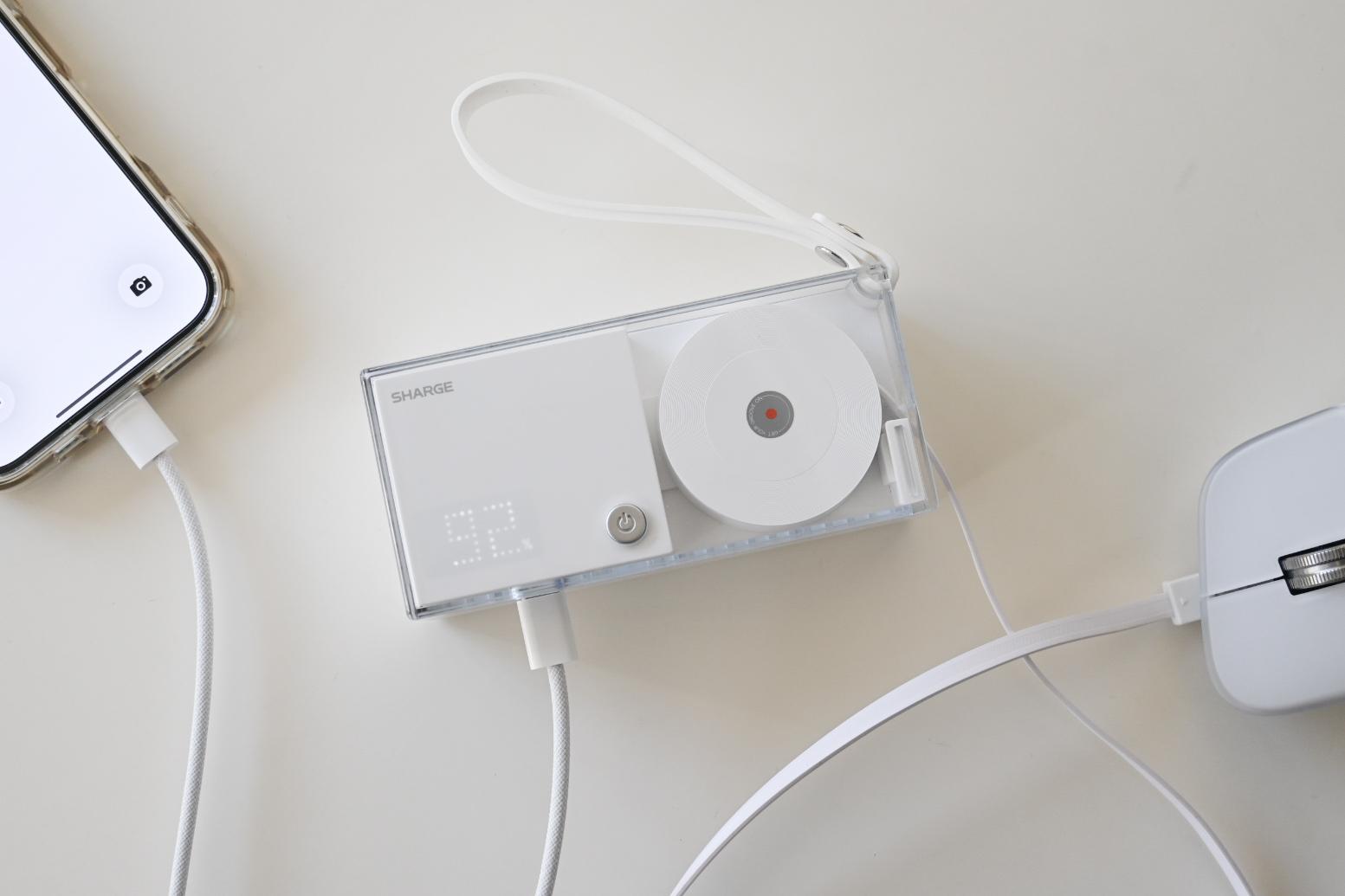充電ケース ホワイト 使用感あり 美しい透明ボディで「三刀流」ハイスペックは反則級。スマホ充電はコレ