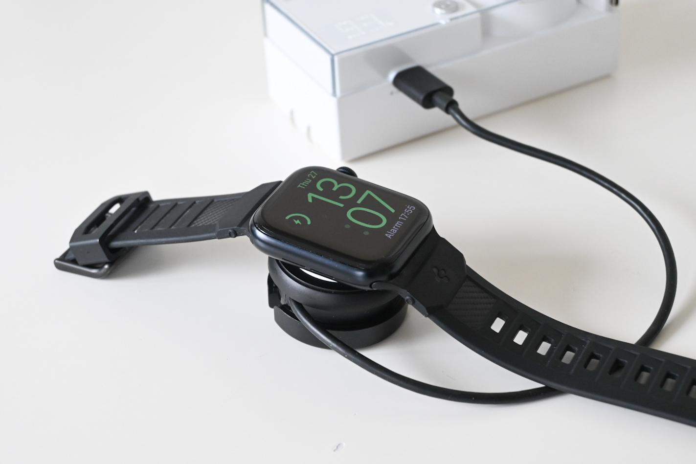 コードがめんどうなApple Watchの純正充電器、エレコムの巻き取り式が