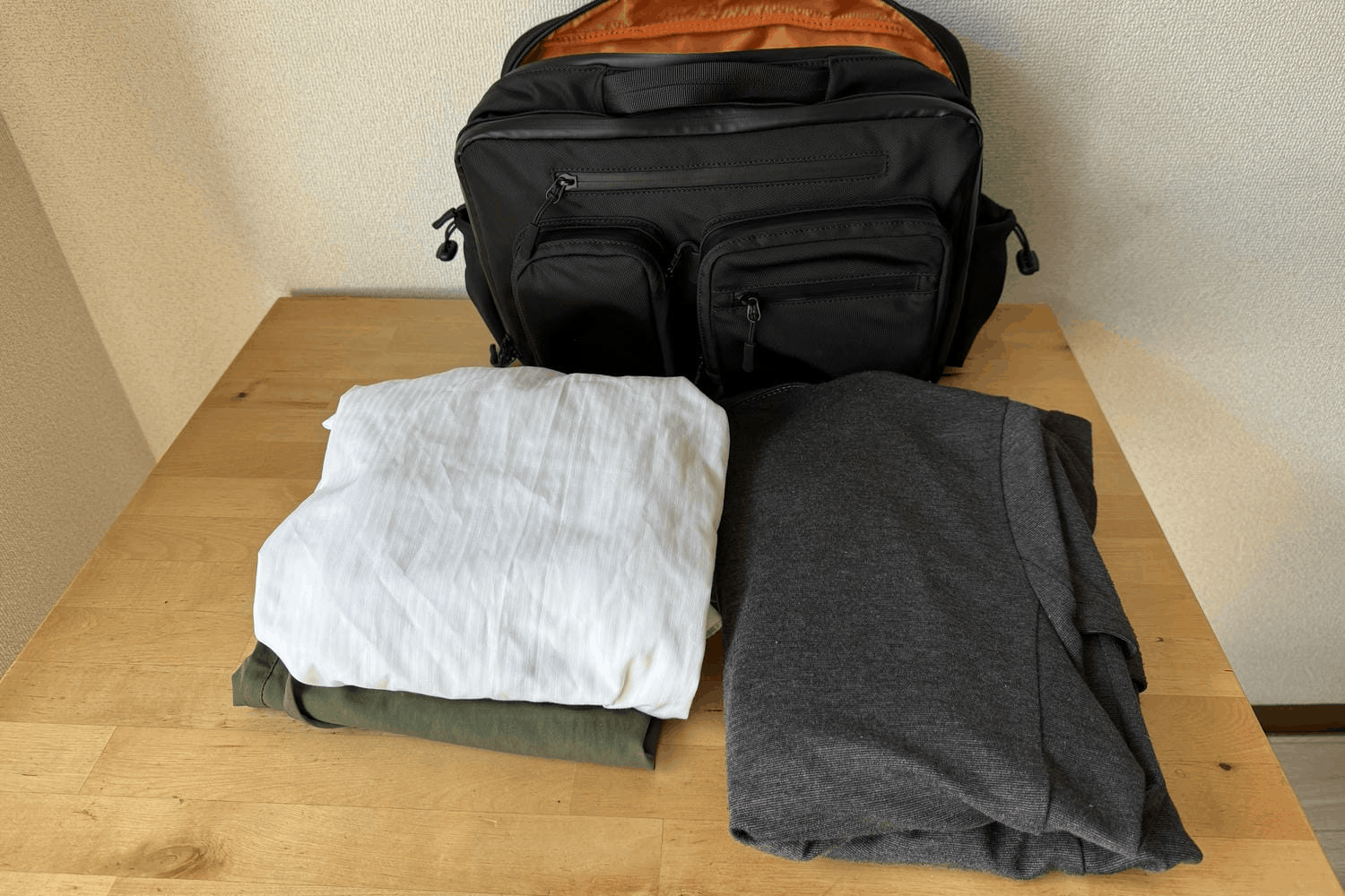5つのエリアへ即アクセス。ごちゃつく荷物を瞬時に整理する3WAYバッグ