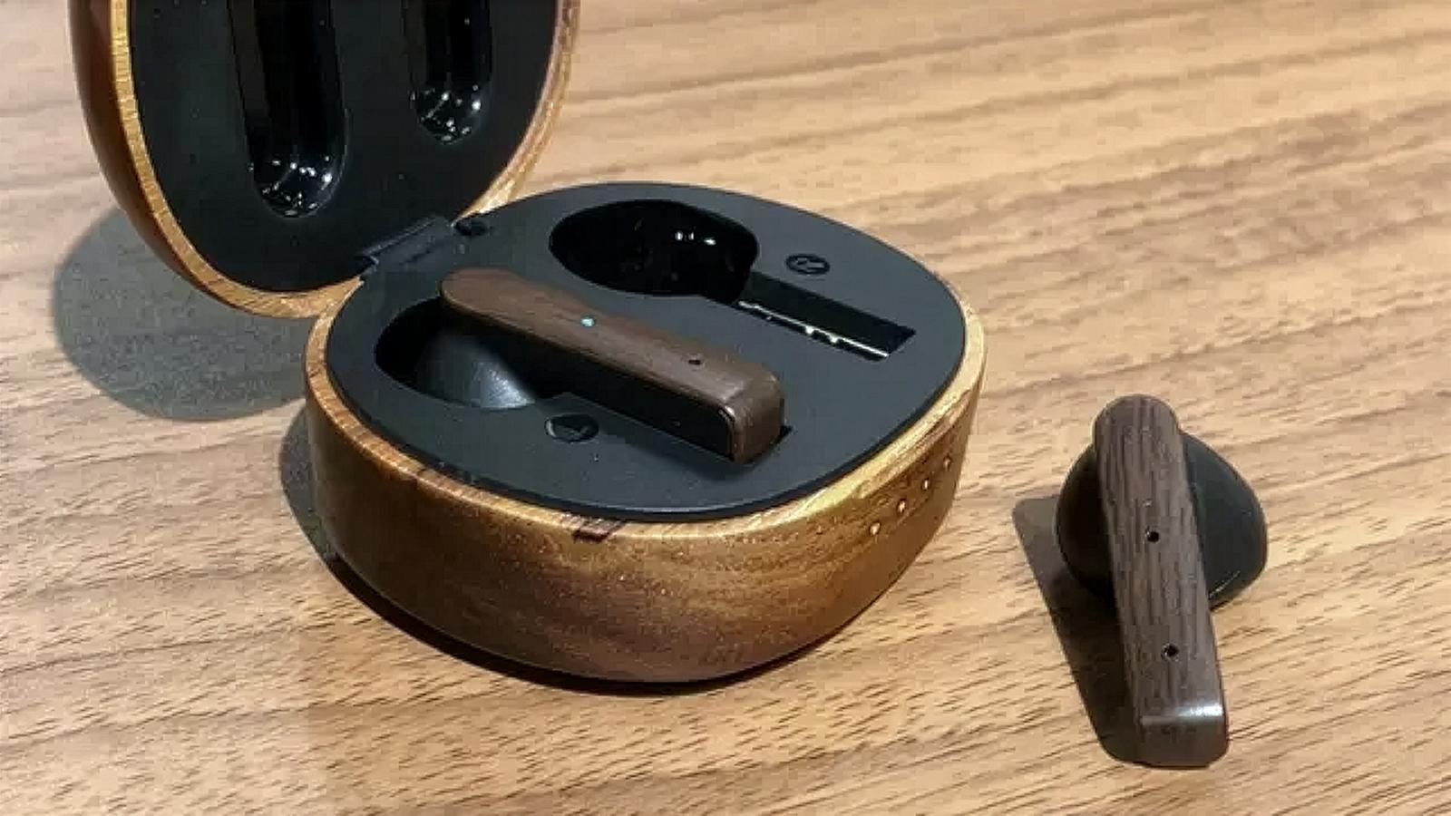 天然木の温もりを耳元に。さりげなく個性を演出する高性能ワイヤレス