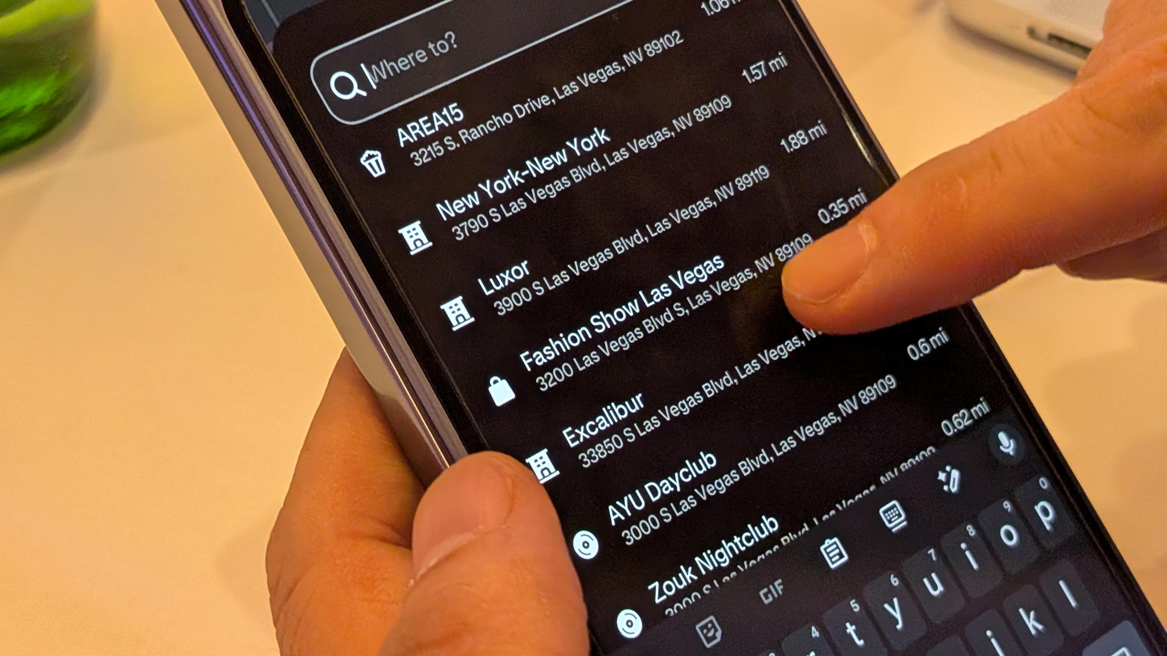 運転席を捨てたアマゾンの自動運転タクシー「Zoox」に試乗。トラブルも
