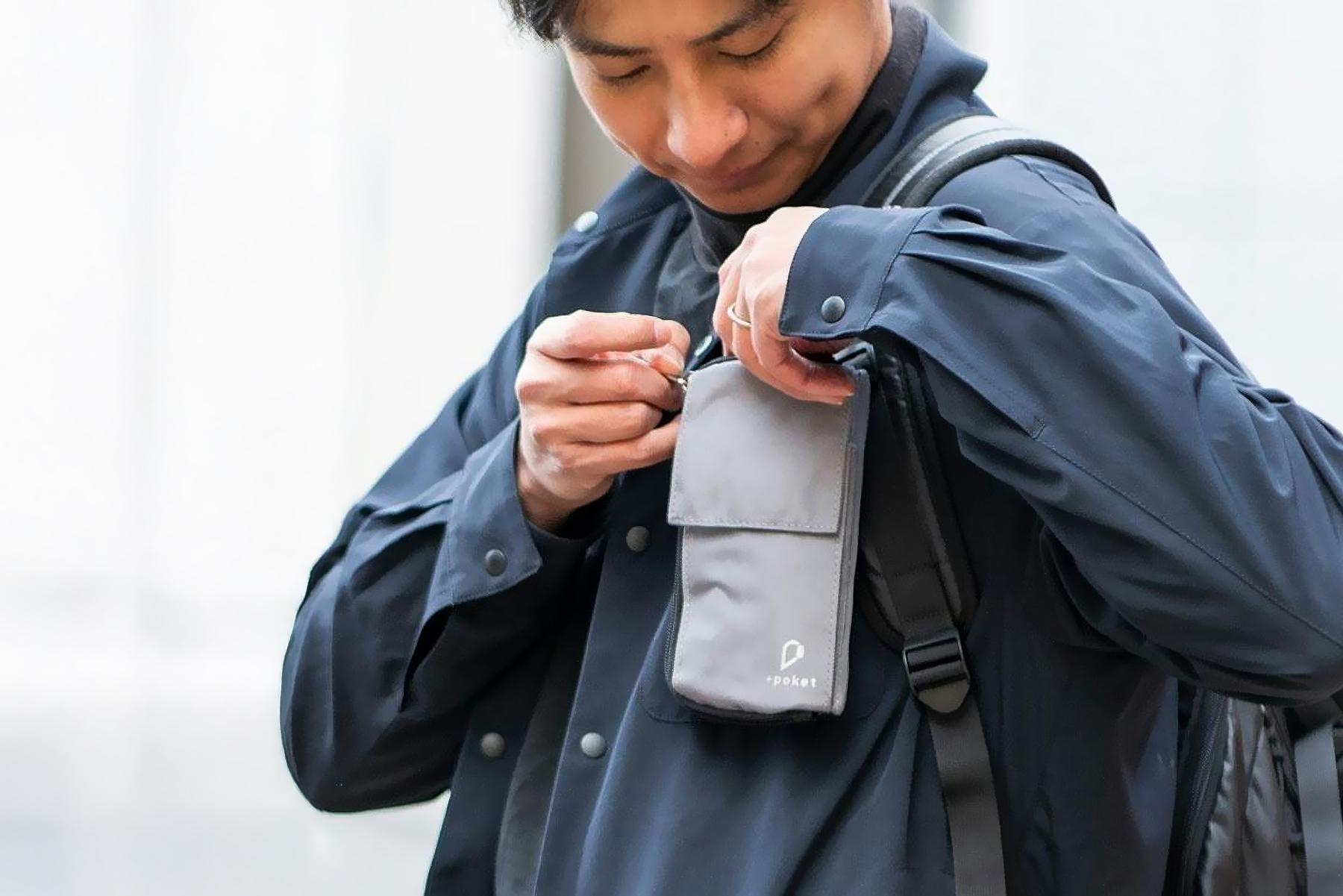 プラダのミニリュクバックです ポケットも三箇所あるので 使いやすいです！ リュック、降ろさなくてよくなる。ベルトに装着するミニポケットが便利