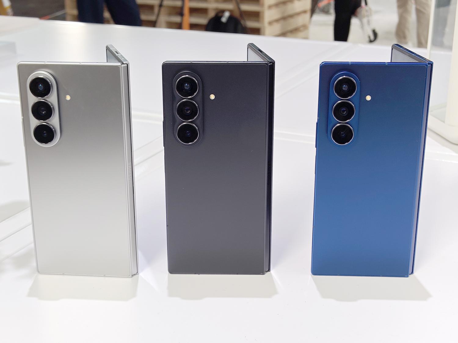 サムスン初の三つ折り機「Galaxy Z TriFold」の裏にアップルの影