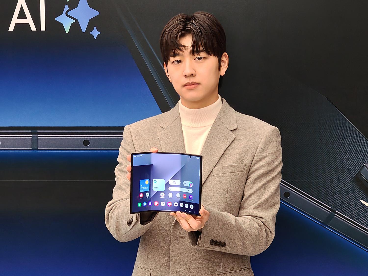 サムスン初の三つ折り機「Galaxy Z TriFold」の裏にアップルの影