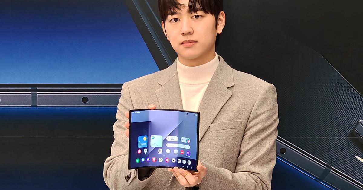 サムスン初の三つ折り機「Galaxy Z TriFold」の裏にアップルの影。シェア1％でも折りたたみスマホの開発進む理由 | Business Insider Japan