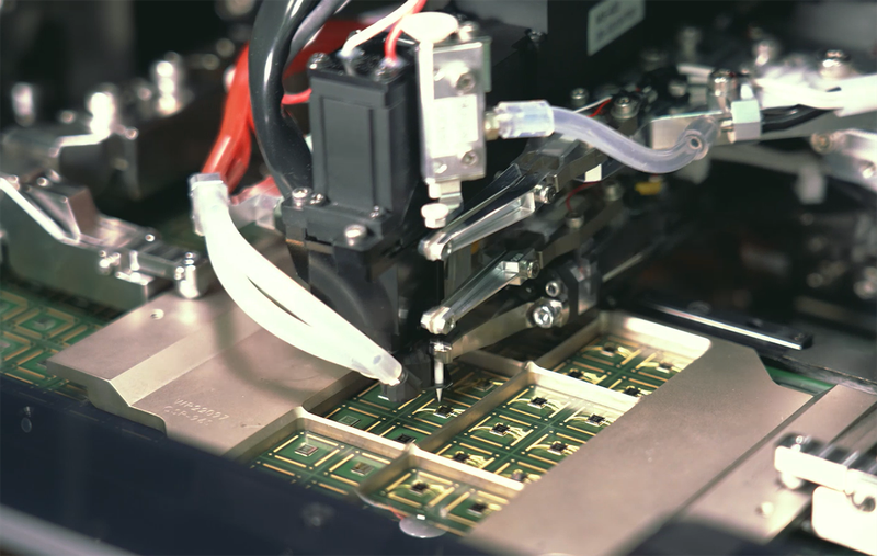半導体チップと基板を接続（ボンディング）している様子。精密な動作が必要不可欠だ。