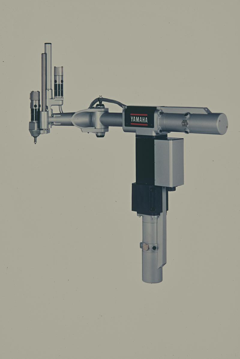 ヤマハ発動機が開発した産業用ロボットの「YK7011」。1984年にロボティクス事業で最初に作られた「YK7000」とほぼ同じ構造をしているという。